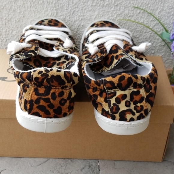 NWT Leopard print Tennis shoes - Picture 3 of 6